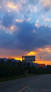 黄昏下的公路与绚丽天空