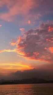 夕阳下的绚丽天空与水面