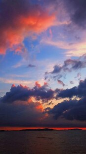 绚丽晚霞下的壮阔天空