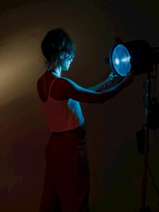 女子与发光球体互动场景