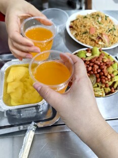 举杯共赏丰盛美食佳肴