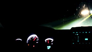 车内视角的夜间飞行景象