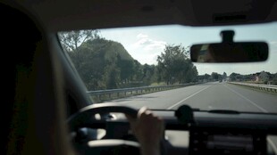 车内视角的公路驾驶场景