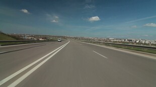 宽阔公路伸向远方