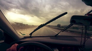 车内视角看风雨欲来景象