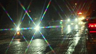 雨夜街道的车辆灯光景象