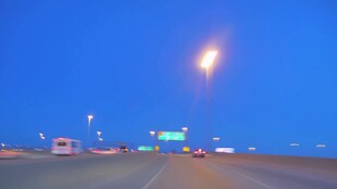 夜幕下的公路与明亮路灯