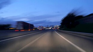 黄昏下飞驰的公路景象