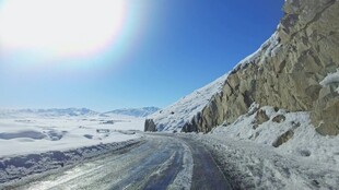 冬日雪覆公路壮丽景象