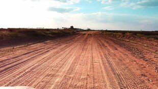 旷野中的红土公路