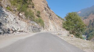 山间蜿蜒公路风景