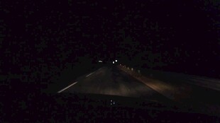 夜晚公路上的行驶景象