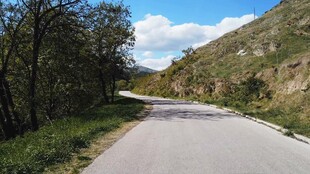 蜿蜒山间公路风景秀丽