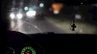 雨夜车内视角的模糊景象