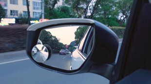 汽车后视镜中的城市景象