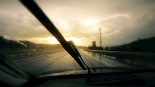 车内视角的黄昏公路美景