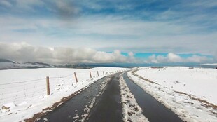 冬日雪覆公路美景