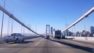 城市大桥上的车辆行驶