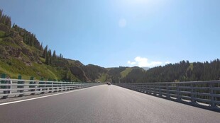 宽阔公路延伸至青山间