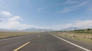 宽阔公路延伸向远方