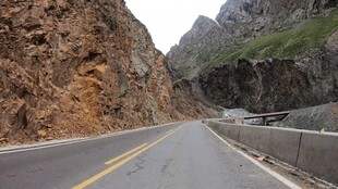 山间公路蜿蜒于峡谷间