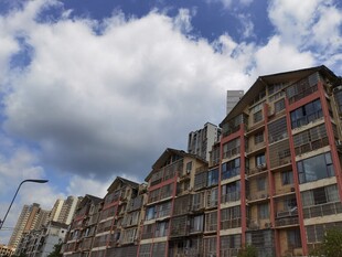 城市多彩建筑与蓝天白云