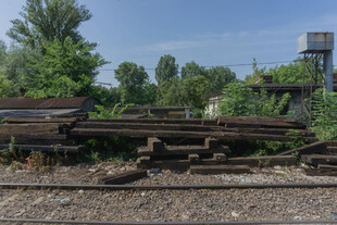 废弃铁轨旁的旧枕木堆