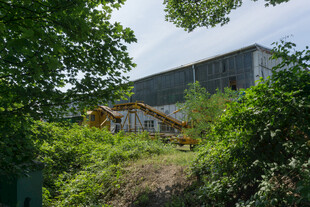 建筑旁的工程机械与绿植