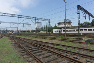 铁路场景中的铁轨与设施