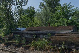 废弃铁轨旁的老旧木屋