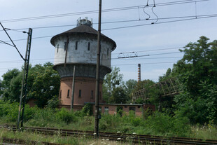 废弃铁路旁的古老水塔