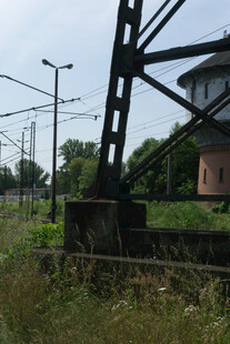 废弃铁路设施与周边景象