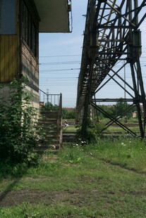 废弃铁路旁的老旧建筑