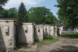 户外排列的旧金属配电箱