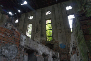 废弃建筑内斑驳的破旧窗户