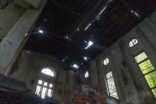 废弃工厂内部景象