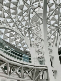 现代建筑内部独特结构景观