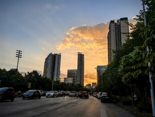 城市黄昏车流与高楼美景
