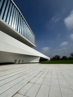 现代建筑外观与开阔广场