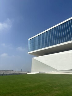 现代风格建筑与开阔草地