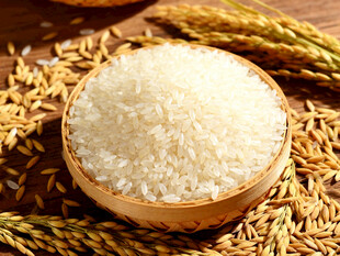 木碗盛优质大米