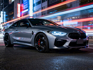 炫酷银色跑车夜色中亮相