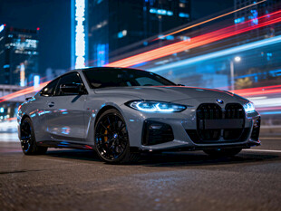 都市夜色中的炫酷银色轿车