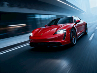 红色跑车公路疾驰