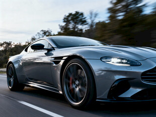 银灰跑车公路疾驰