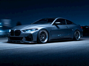 夜色中炫酷的宝马轿车