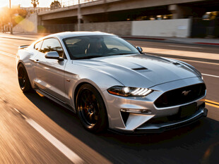 银色跑车在公路上飞驰