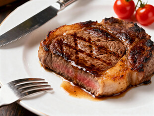 美味牛排搭配新鲜番茄