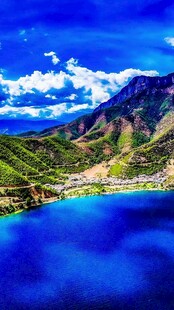 蓝色湖泊旁的秀丽山峦