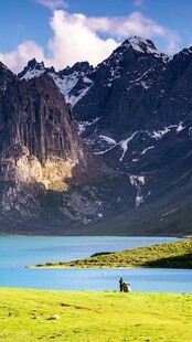 湖畔青山下的静谧风光